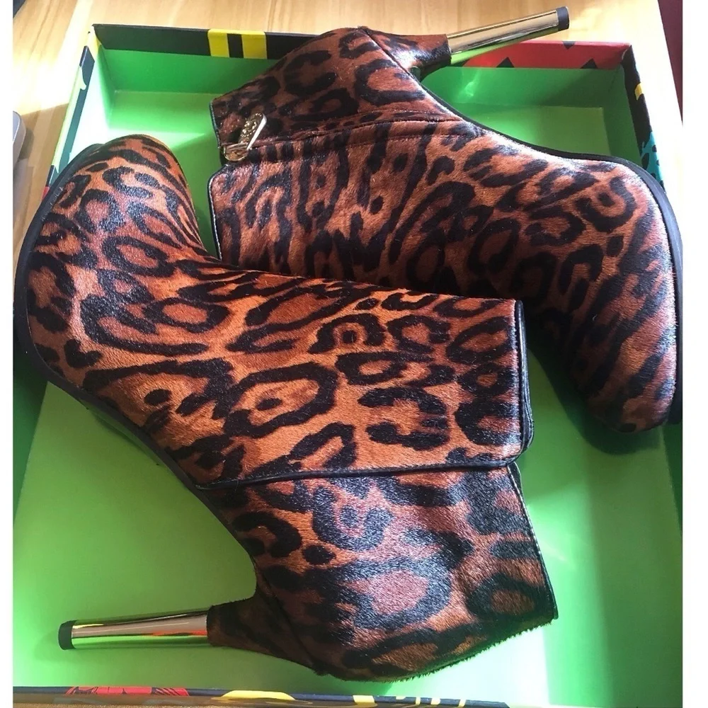 C Wonder Gold Heel Bootie NIB - Picture 12 of 14